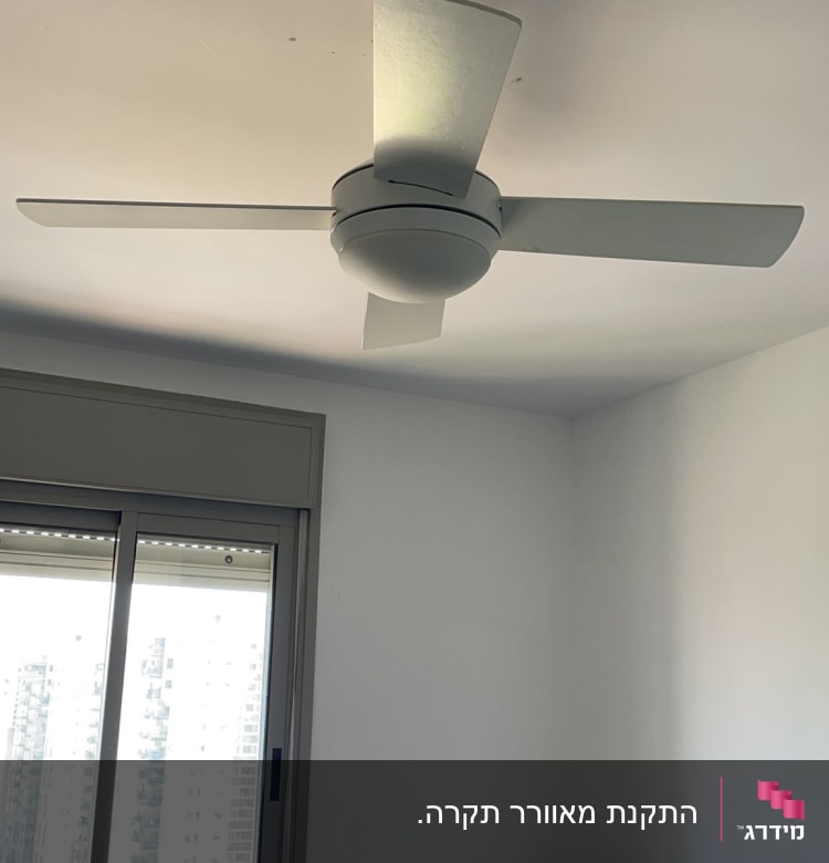 מאוורר תקרה לבן מותקן על תקרה בחדר שינה